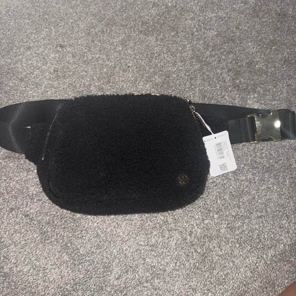 NWT Lululemon Fleece Beltbag 2L Black/Gold - Picture 1 of 3